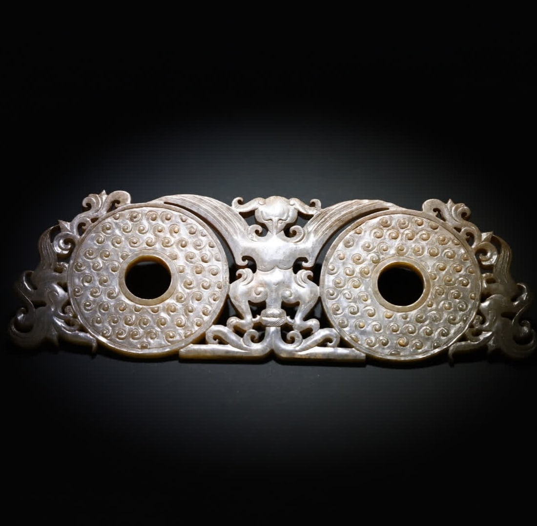 An ancient jade double bird pattern ornament: Han Dynasty jade double lianbi divine bird pattern ornament Gao ancient jade, the texture is dense and tough, the surface has obvious gray skin, the color is simple and deep, the pulp is warm and heav