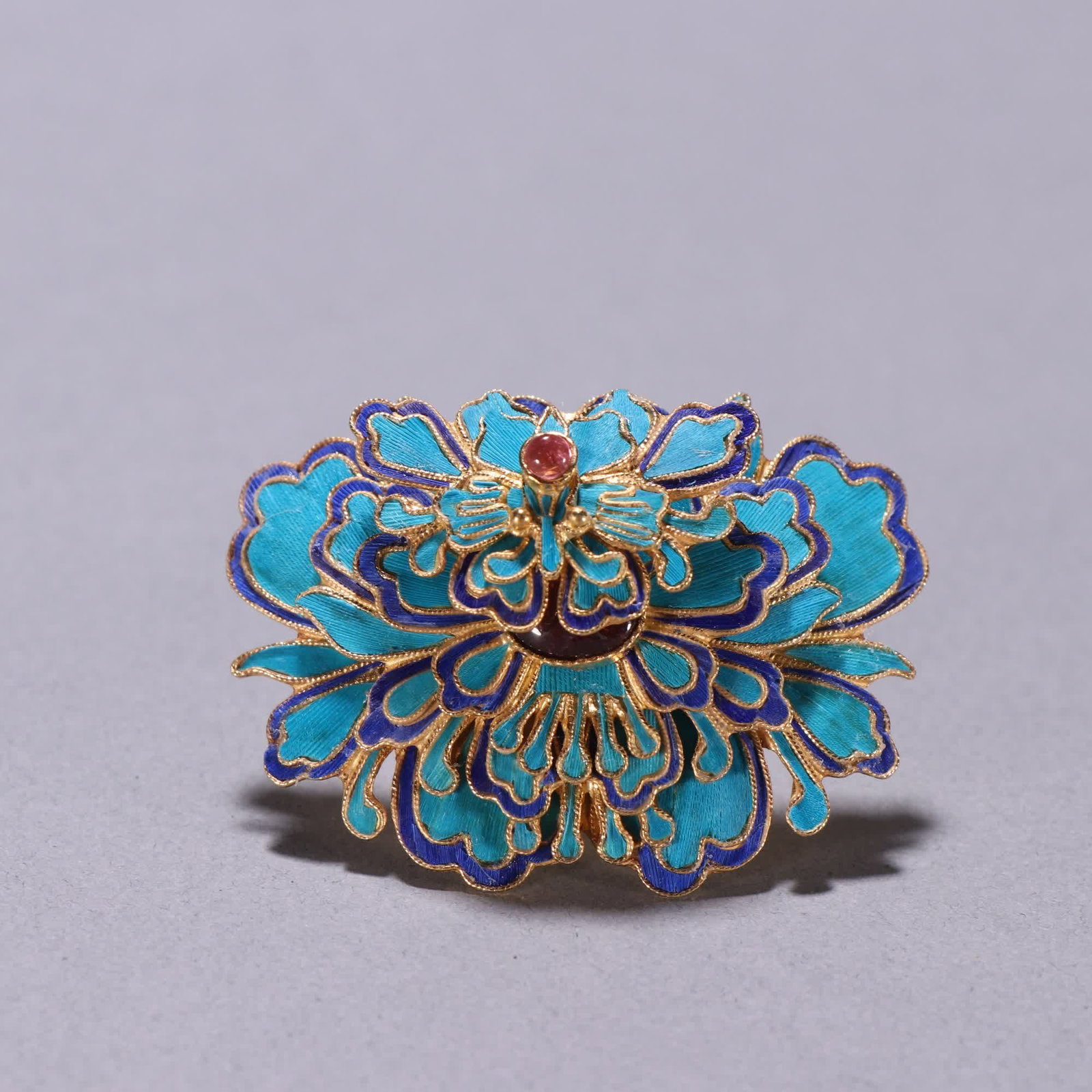 A Qing Dynasty silver-gilt emerald butterfly ring: Qing Dynasty silver-gilt emerald butterfly ring SIZE: W:4.3x3.4cm W:16g (The Dimensions Of All Batches Are Manually Measured.If You Need More Detailed Information, Please Contact Our Customer Service 