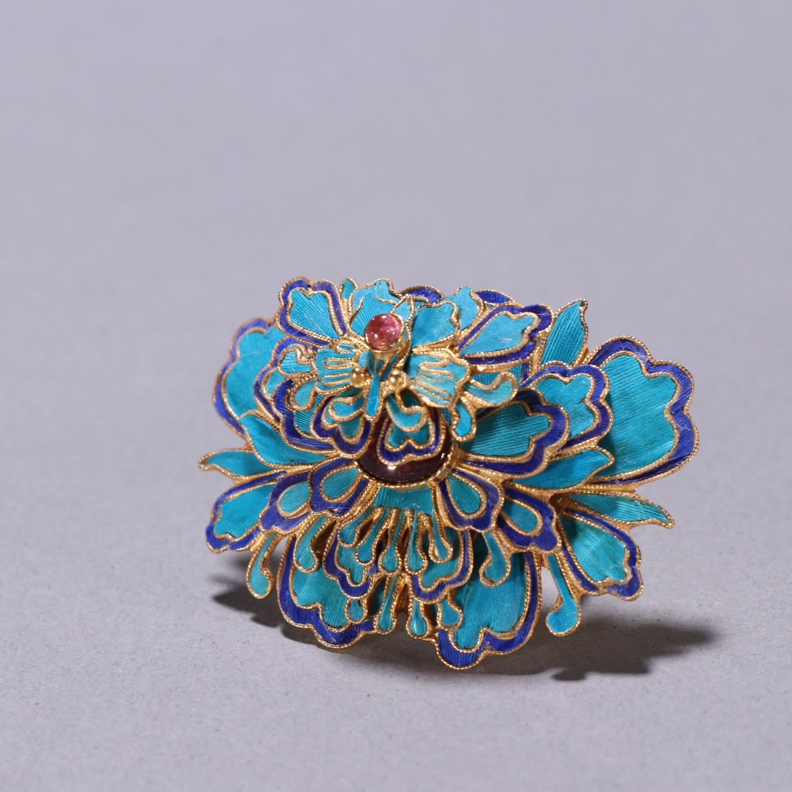 A Qing Dynasty silver-gilt emerald butterfly ring - 2