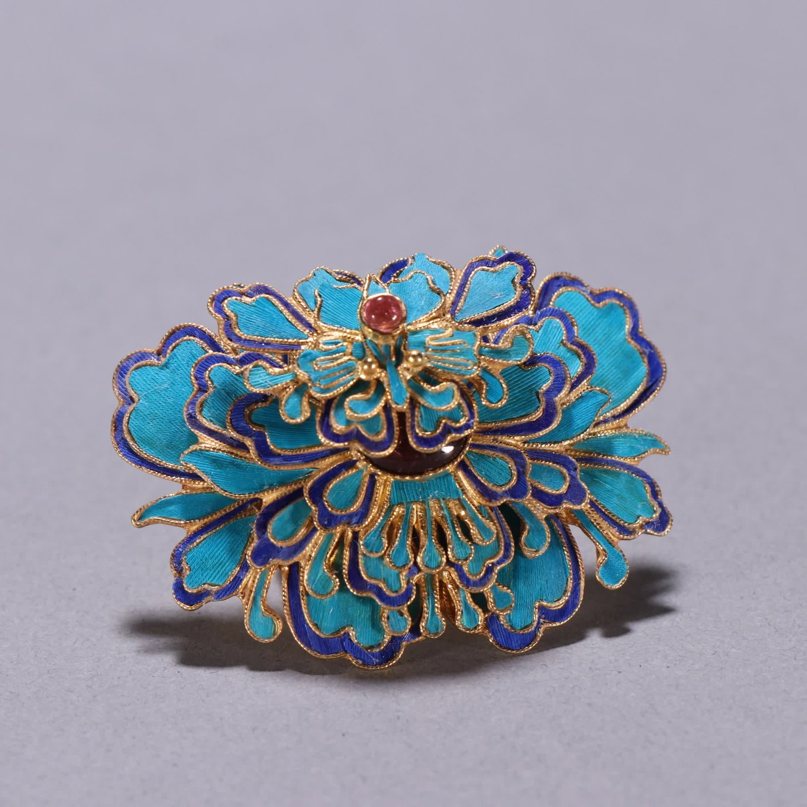 A Qing Dynasty silver-gilt emerald butterfly ring - 3
