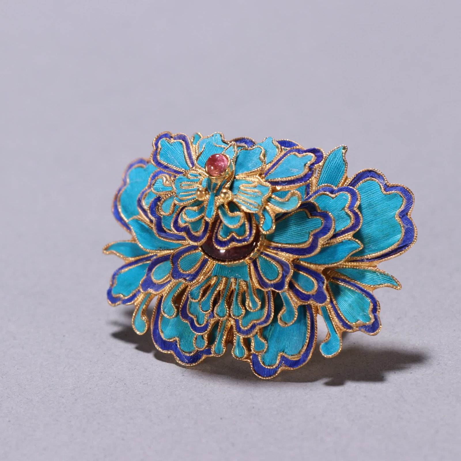 A Qing Dynasty silver-gilt emerald butterfly ring - 4