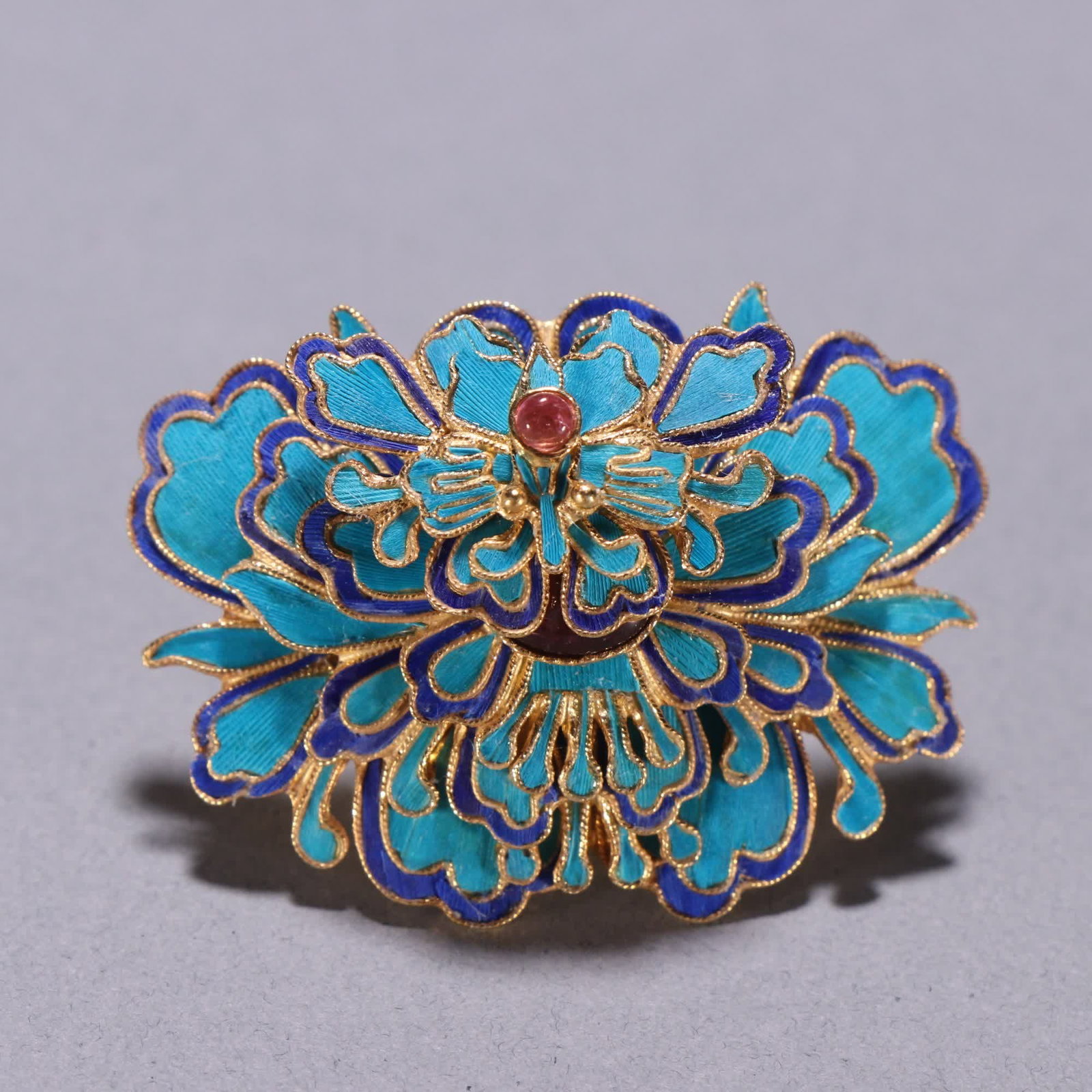 A Qing Dynasty silver-gilt emerald butterfly ring - 5