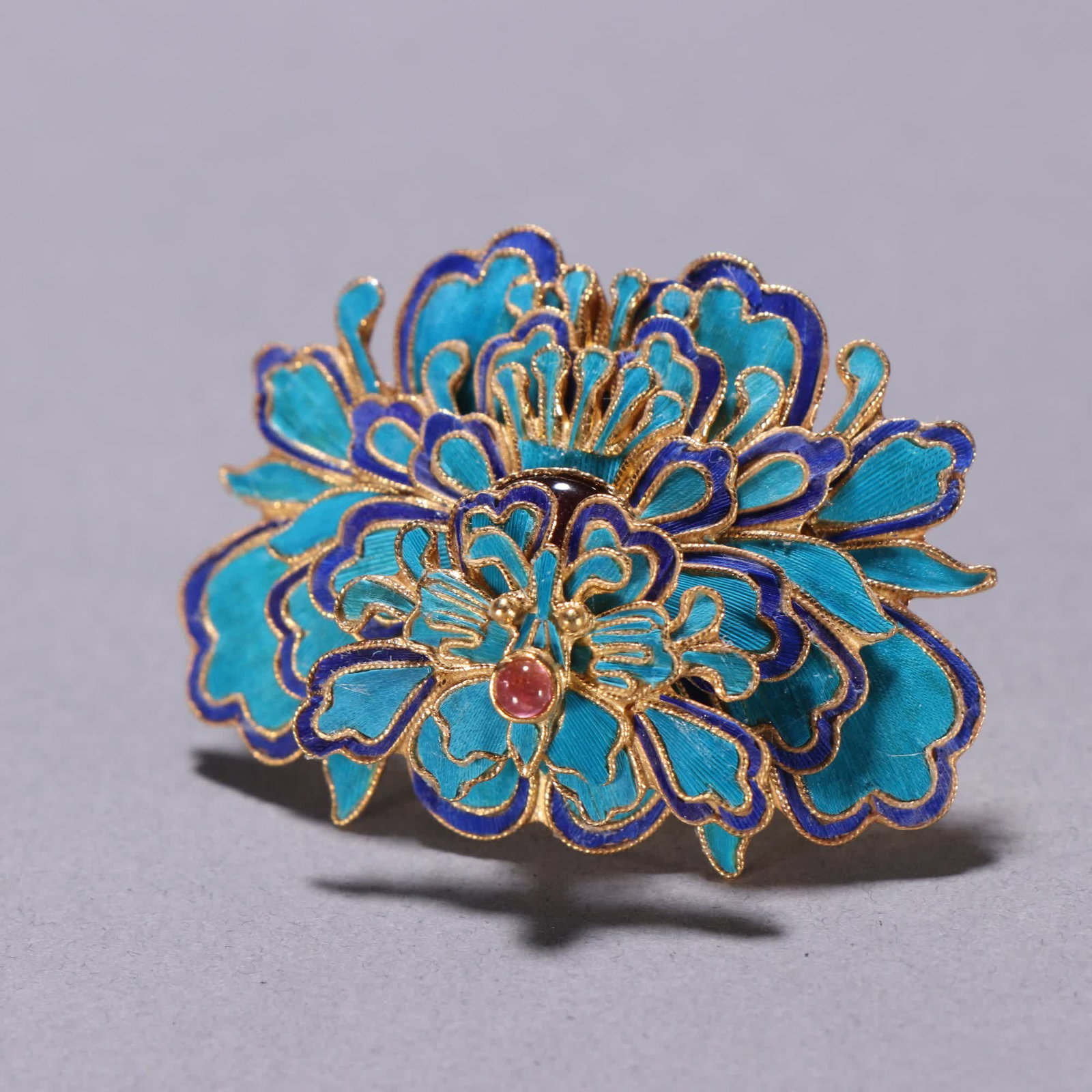 A Qing Dynasty silver-gilt emerald butterfly ring - 6