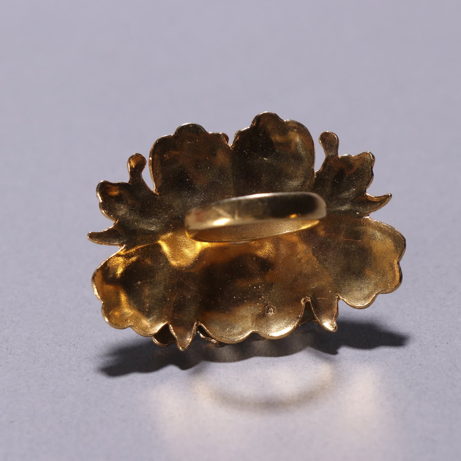A Qing Dynasty silver-gilt emerald butterfly ring - 7