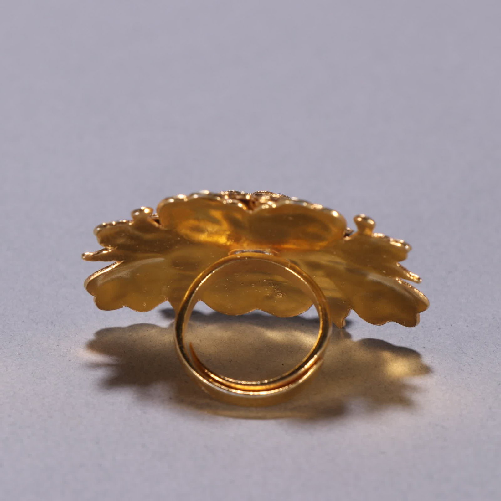 A Qing Dynasty silver-gilt emerald butterfly ring - 8