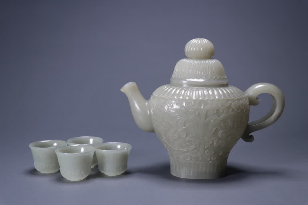 A set of Qing Dynasty Hetian jade thin tire entwined wine pot wine glasses (1 of 9)