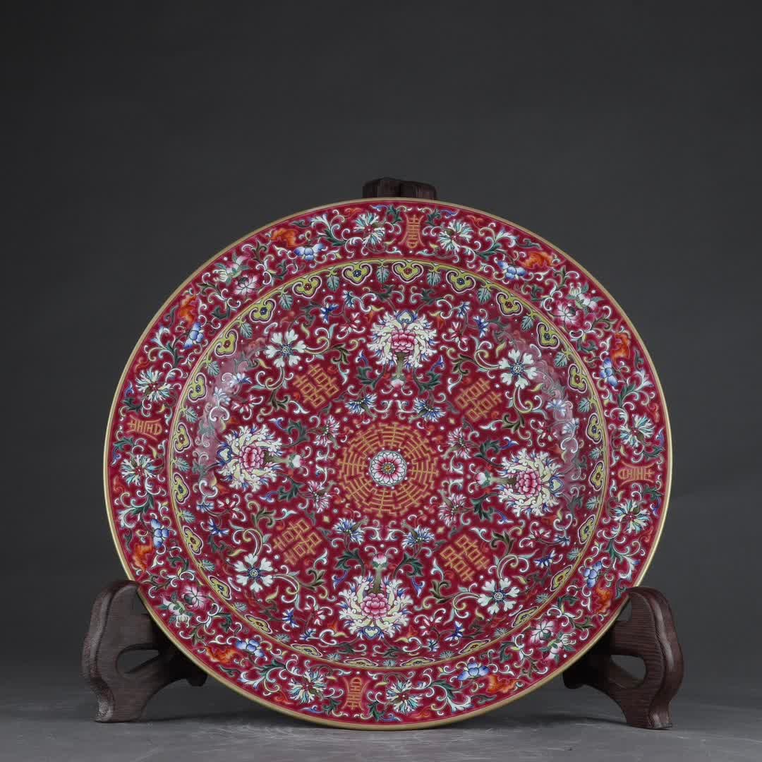 A Qing Dynasty Jiaqing foreign color carmine red flower gold-painted double happiness folding waist: Qing Dynasty Jiaqing foreign color carmine red flower gold-painted double happiness bending waist plate SIZE: H:7cm D:37.5cm (The Dimensions Of All Batches Are Manually Measured.If You Need More Detai
