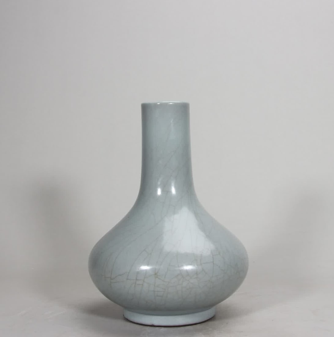 A Qing Dynasty Yongzheng Ge glazed water chestnut bottle: Qing Dynasty Yongzheng Ge glazed water chestnut bottle SIZE: H:21.7cm (The Dimensions Of All Batches Are Manually Measured.If You Need More Detailed Information, Please Contact Our Customer Service Be