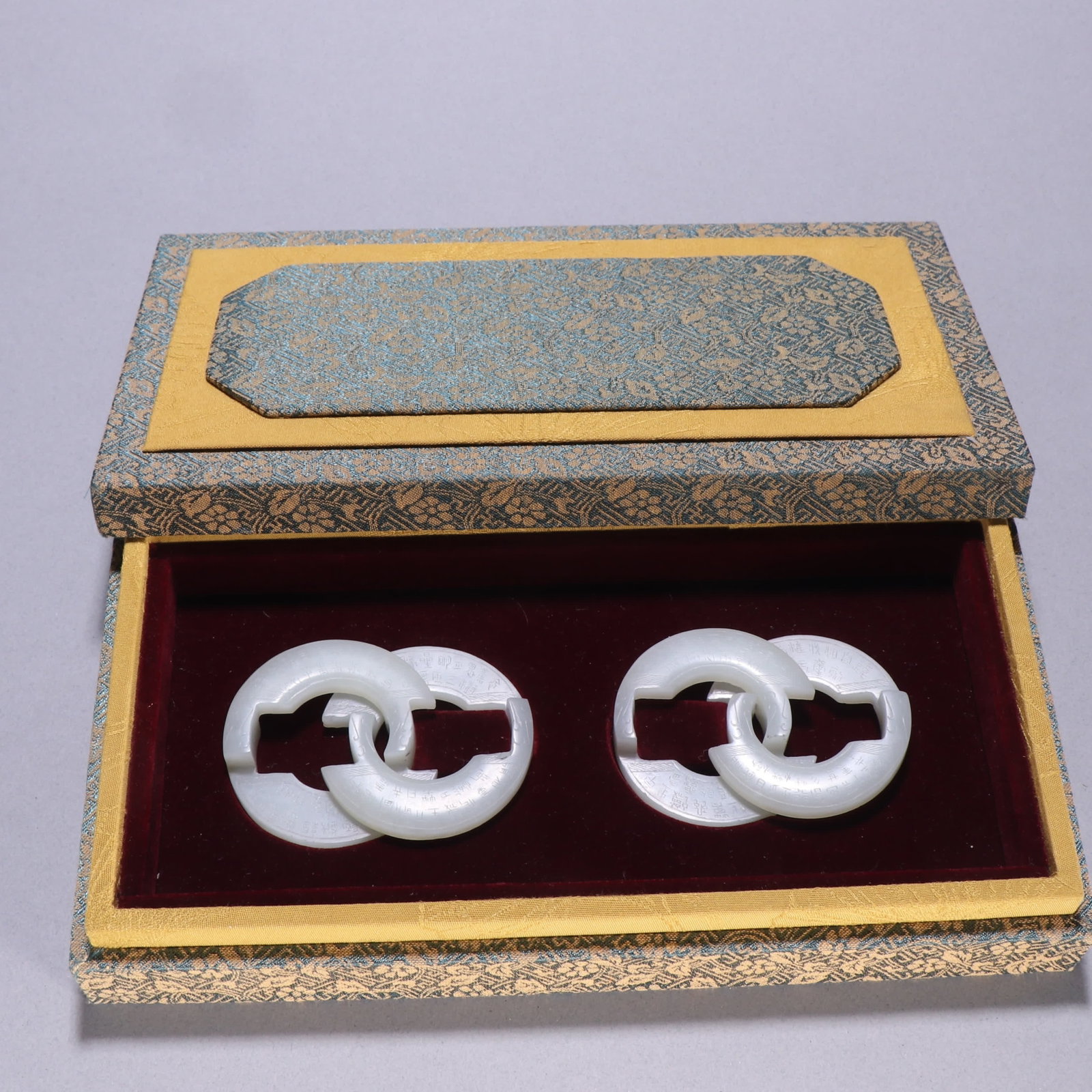 A pair of Qing Dynasty Hetian jade carved poems and poems Chi Youhuan (1 of 9)