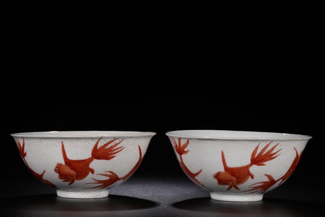 A pair of Qing Dynasty secretly engraved wave pattern alum red gold and jade bowls: In the Qing Dynasty, a pair of bowls with wave patterns and red gold and jade bowls were open, with arc bellies and circle feet. The outer wall is secretly carved with wave patterns, and the goldfish 