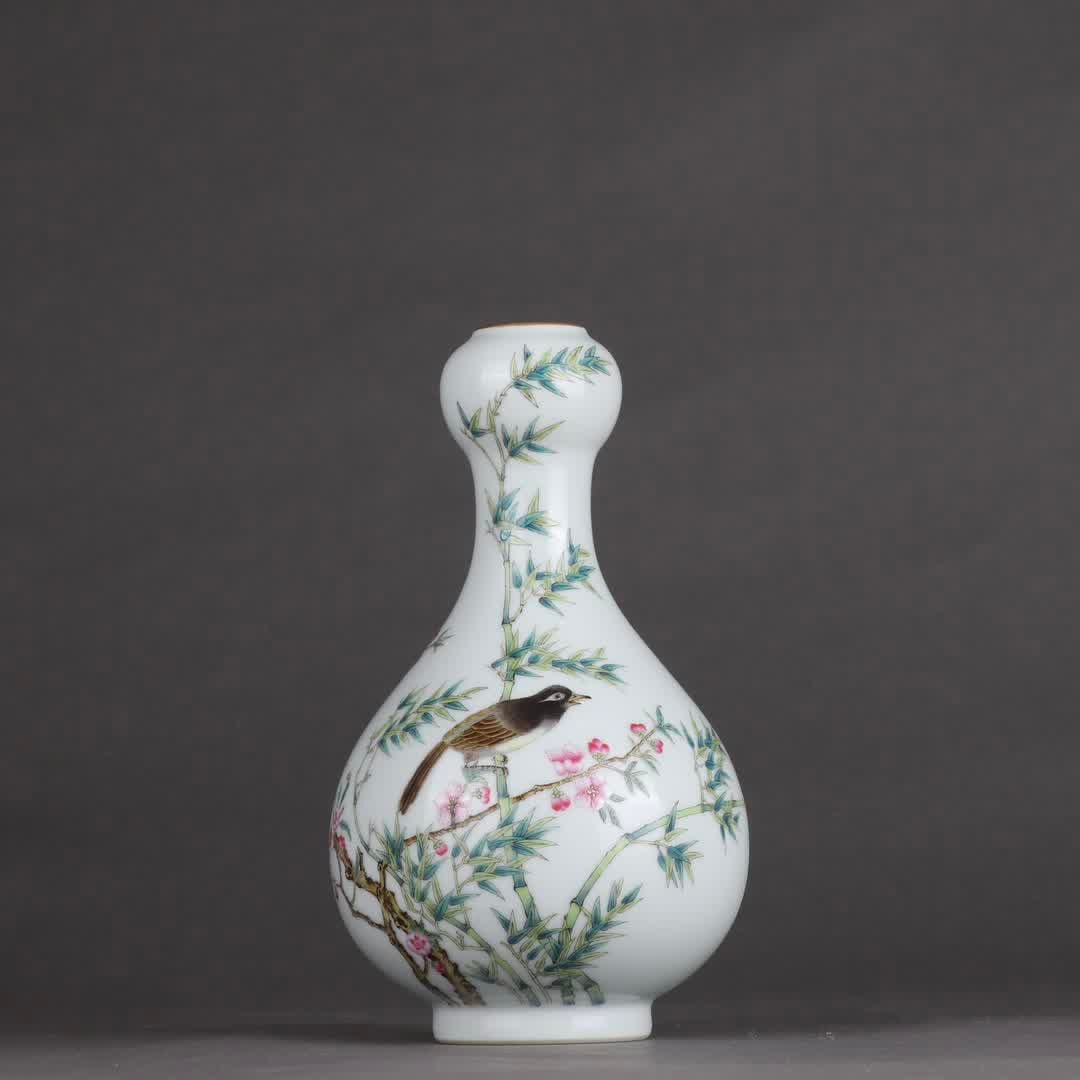 A Qing Dynasty Qianlong pastel flower and bird garlic bottle: Qing Dynasty Qianlong pastel flower bird garlic bottle SIZE: H: 19.5cm Belly diameter 11cm (The Dimensions Of All Batches Are Manually Measured.If You Need More Detailed Information, Please Contact Ou