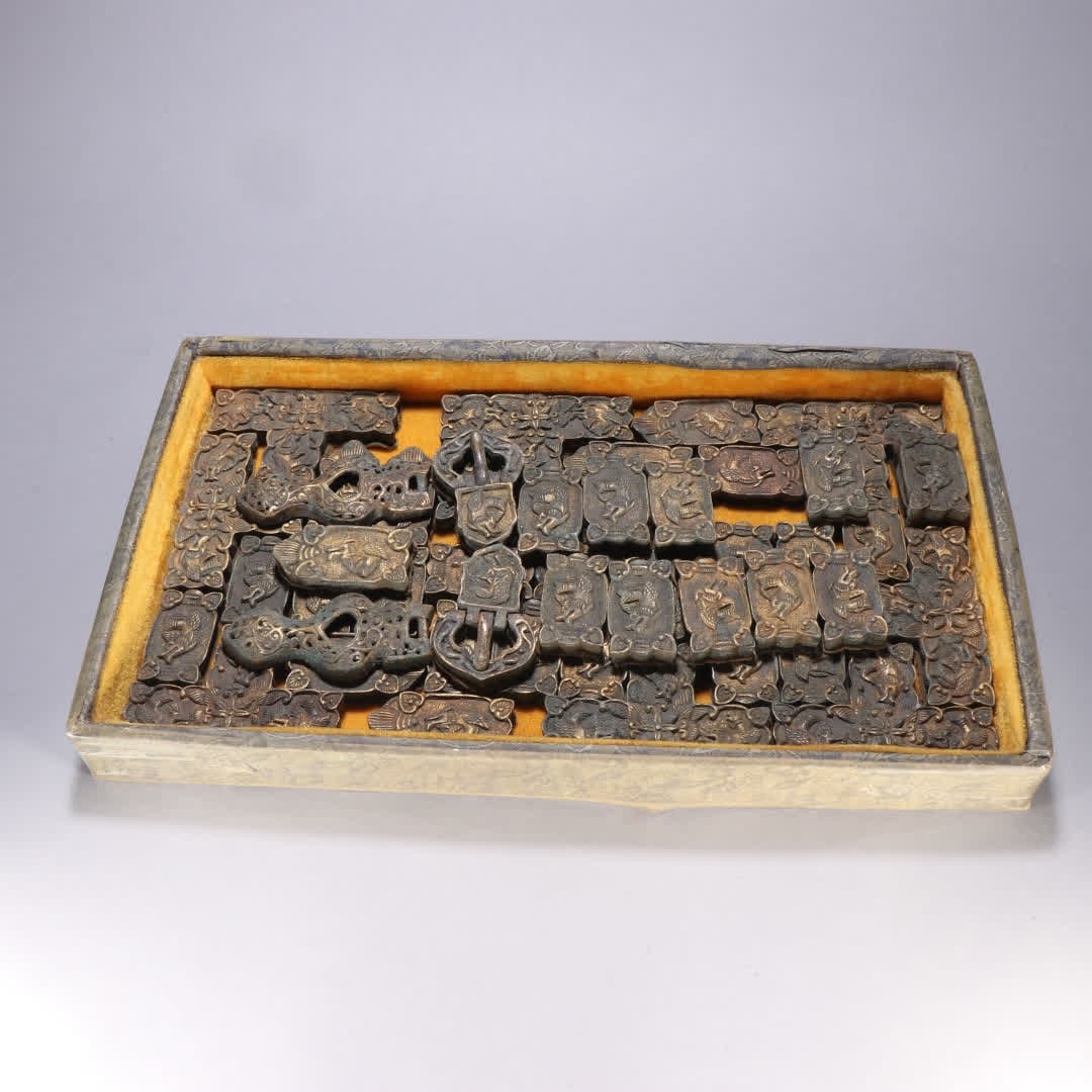 A set of Qing Dynasty copper gilt fish dragon pattern strip board: A set of copper gilt fish dragon pattern belt plates in the Qing Dynasty SIZE: W: 9.5x4.4cm Single W: 44.9g (The Dimensions Of All Batches Are Manually Measured.If You Need More Detailed Information, 