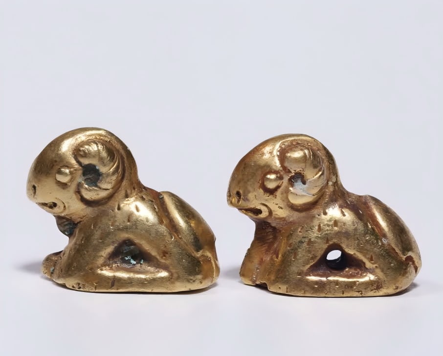 A pair of pure gold sheep in the Han Dynasty: A pair of pure gold sheep pendants in the Han Dynasty This pair of lambs is cast in pure gold, with excellent texture, golden light and exquisite craftsmanship. The double corner veneer is curved, the