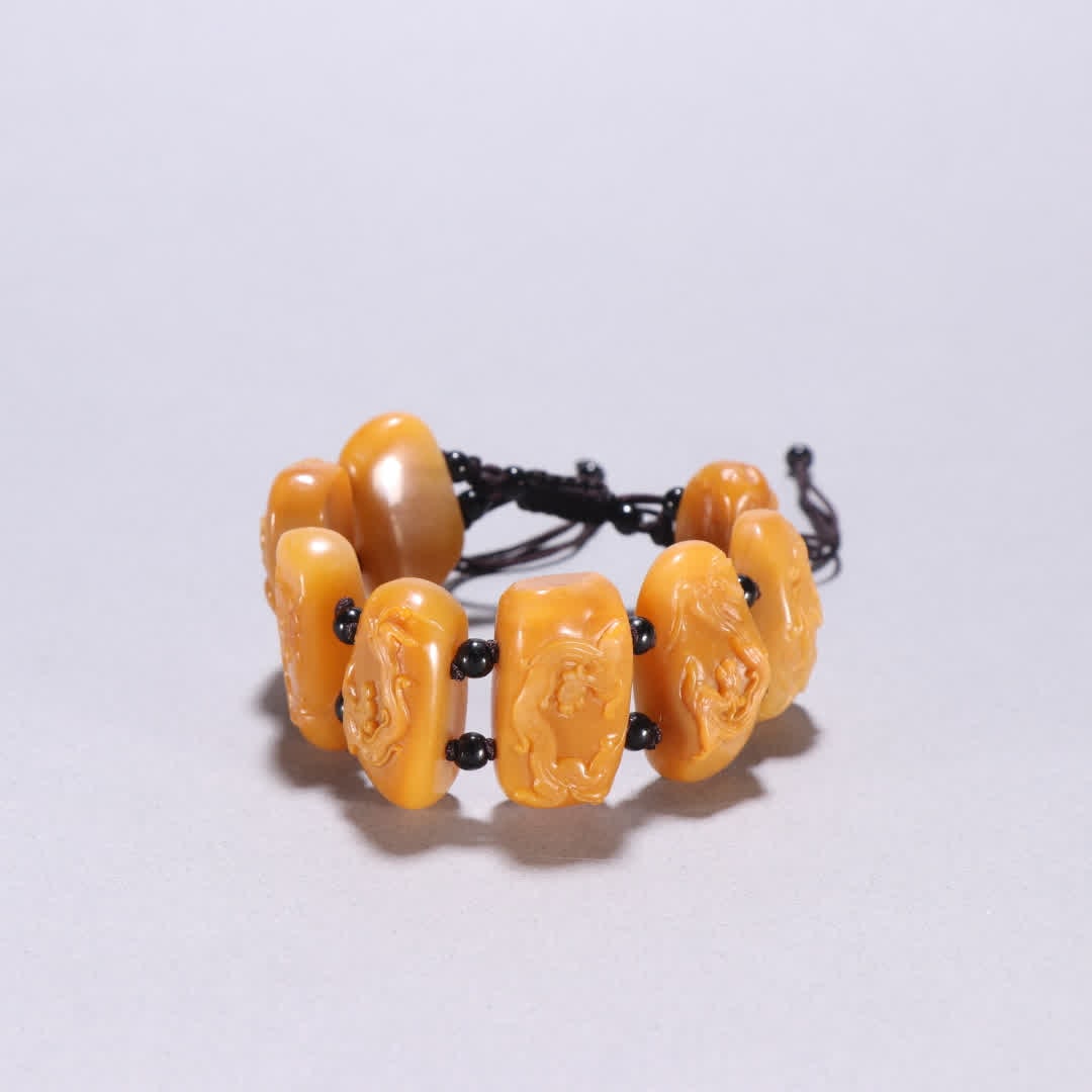 A Qing Dynasty Tian Huang Shilong pattern bracelet (1 of 9)