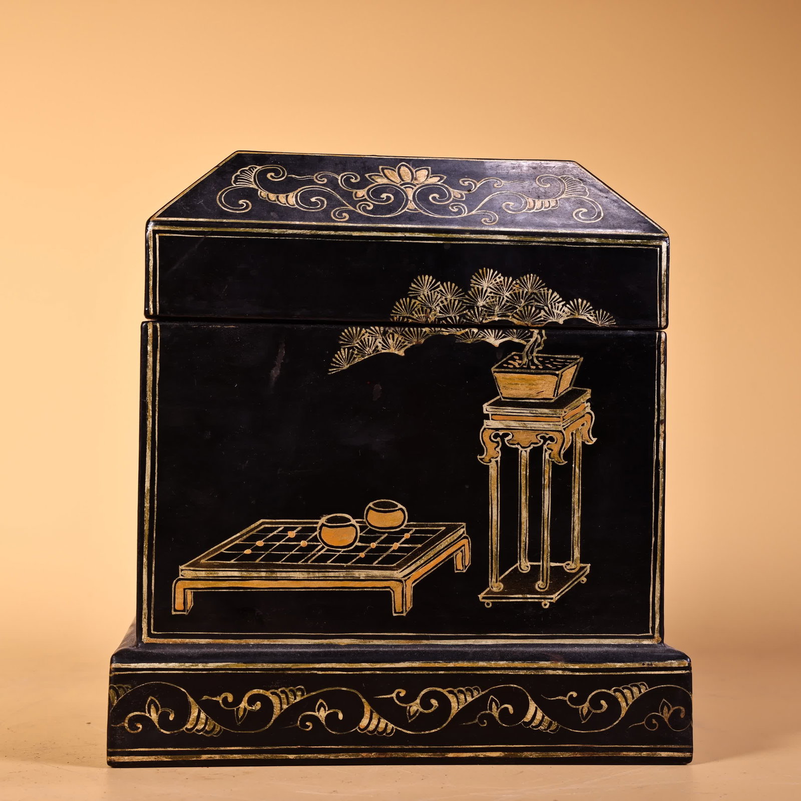 A Qing Dynasty gold-painted lacquerware box: Qing Dynasty gilded lacquerware box SIZE: W:690g H:16cm W:15cm (The Dimensions Of All Batches Are Manually Measured.If You Need More Detailed Information, Please Contact Our Customer Service Before Bi