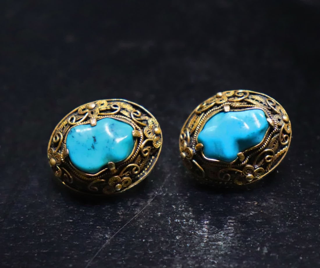 A Qing Dynasty silver-gilt filigree inlaid turquoise ear clip: Qing Dynasty silver gilt filigree inlaid turquoise earrings SIZE: Overall 2.56x2.12x1.02cm turquoise 1.55x1.18cm /1.57x1.08cm (The Dimensions Of All Batches Are Manually Measured.If You Need More Deta
