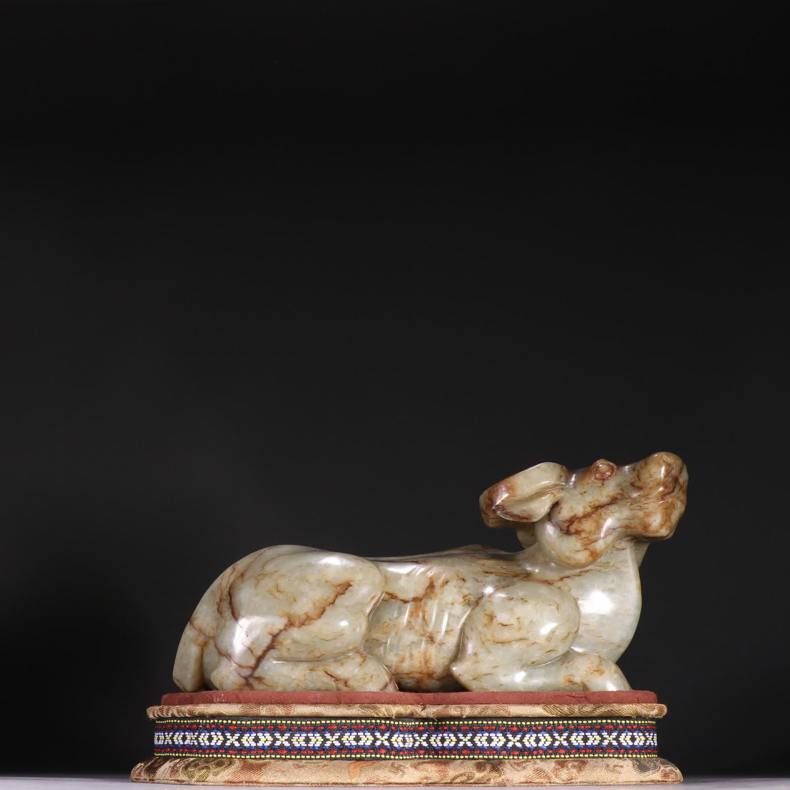 A Qing Dynasty Hetian jade cow ornament: Qing Dynasty Hetian jade cow ornament SIZE: H:11.7cm W:25cm W:3602.4g (The Dimensions Of All Batches Are Manually Measured.If You Need More Detailed Information, Please Contact Our Customer Service Be