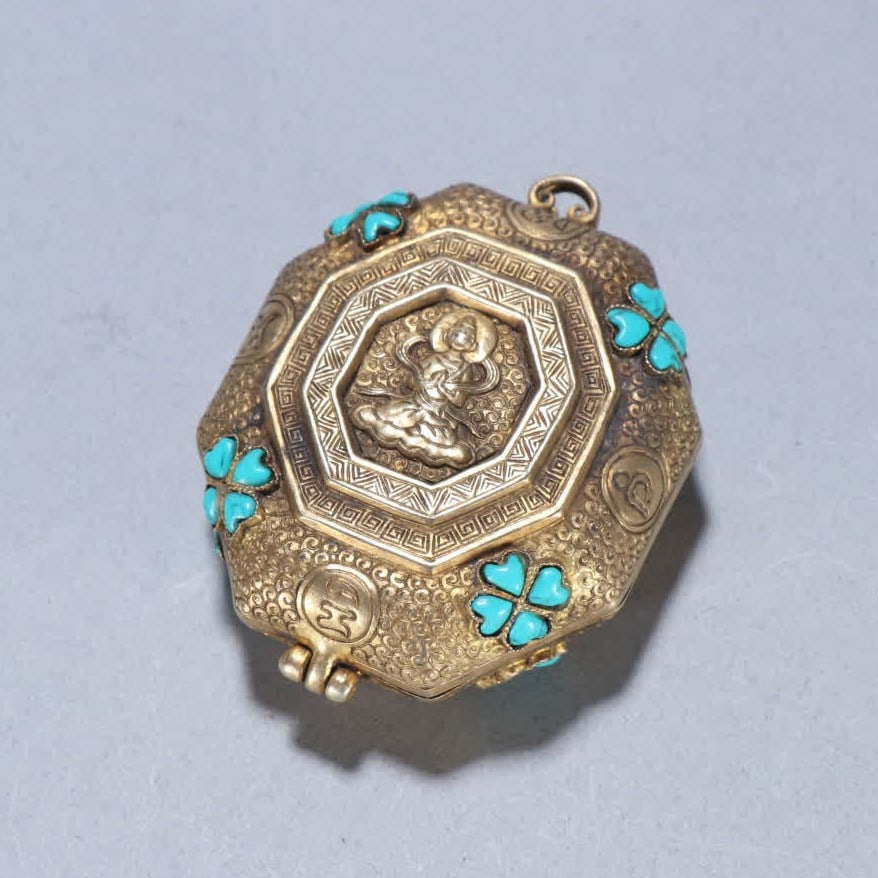 A Qing Dynasty silver-gilt Guanyin pattern inlaid turquoise black box: Qing Dynasty silver gilt Guanyin pattern inlaid turquoise black box SIZE: W:6.6x5cm W:45.8g (The Dimensions Of All Batches Are Manually Measured.If You Need More Detailed Information, Please Contact O