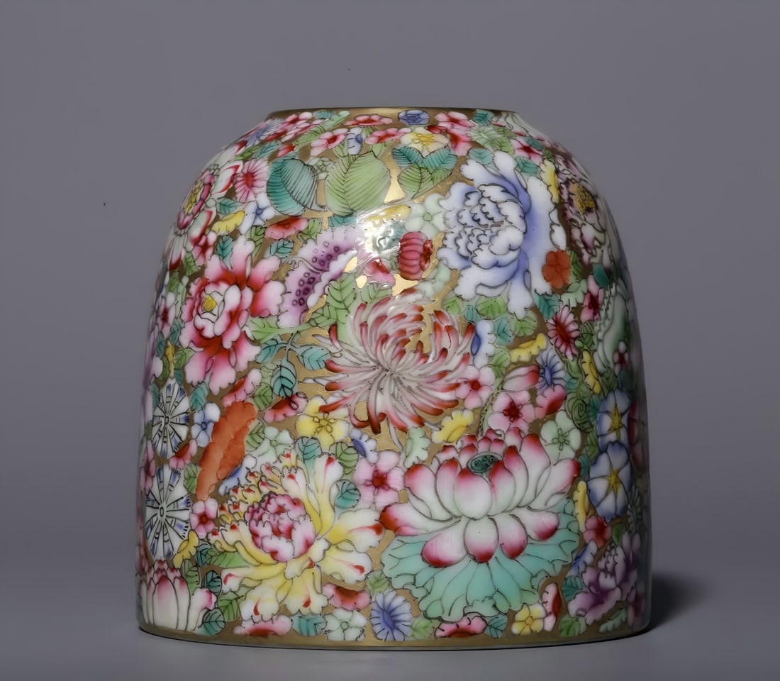 A Qing Dynasty enamel colorful flower does not fall to the ground: The water bowl has a small mouth, slippery shoulders, curved belly, and circle feet. The shape of the vessel is small and round, the whole body is painted with enamel and the flowers do not fall to th