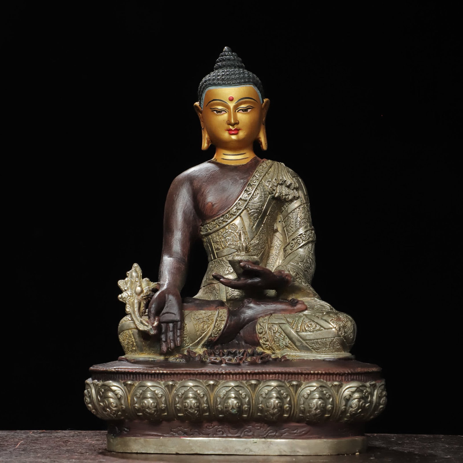 A statue of the Medicine Buddha in the Qing Dynasty with copper gilt silver: Qing Dynasty copper gilt silver painted Medicine Buddha statue SIZE: H: 20cm W: 13cm T: 8cm W: 1.23kg 260 yuan FUYUAN20256917 (The Dimensions Of All Batches Are Manually Measured.If You Need More Deta