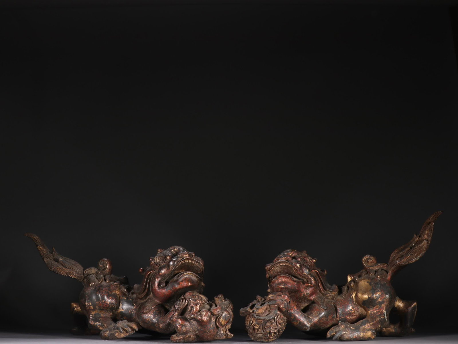 A pair of Qing Dynasty bronze lion ornaments: A pair of bronze lion ornaments in the Qing Dynasty SIZE: H: 13cm W: 28.4cm Single W: 2433.5g (The Dimensions Of All Batches Are Manually Measured.If You Need More Detailed Information, Please Contact