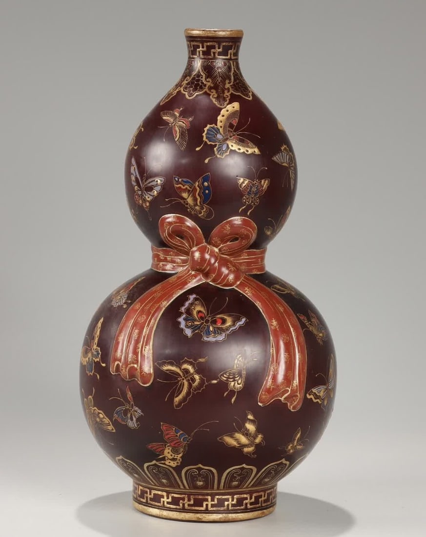 A Qing Dynasty Qianlong sauce glaze gold-painted hundred butterfly pattern gourd bottle: Qing Dynasty Qianlong sauce glaze gold-painted hundred butterfly pattern bagged gourd bottle SIZE: H:25.5cm W:13.5cm W:894.5g (The Dimensions Of All Batches Are Manually Measured.If You Need More Deta