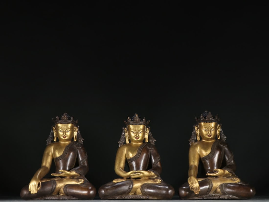 A set of Qing Dynasty copper gilt Buddha: A set of bronze gilt III Buddha in the Qing Dynasty SIZE: H: 15.5cm W: 12.5cm Single W: 1260g (The Dimensions Of All Batches Are Manually Measured.If You Need More Detailed Information, Please Contact