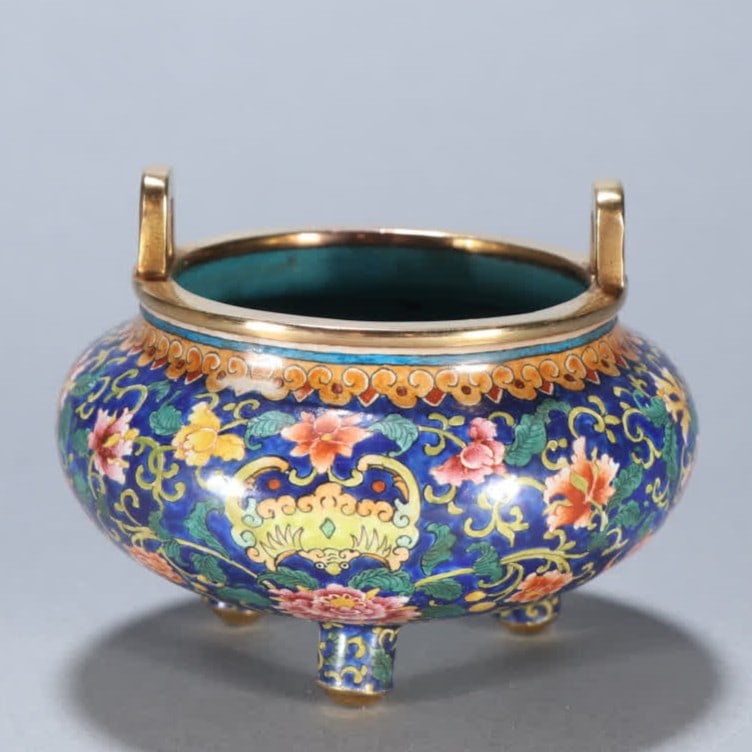 A Qing Dynasty copper-gilt painting enamel entwined pattern bat pattern three-legged incense burner: Qing Dynasty copper gilt painting enamel entwined pattern bat pattern three-legged incense burner SIZE: H:6.4cm W:8.2cm W:263.7g (The Dimensions Of All Batches Are Manually Measured.If You Need More D