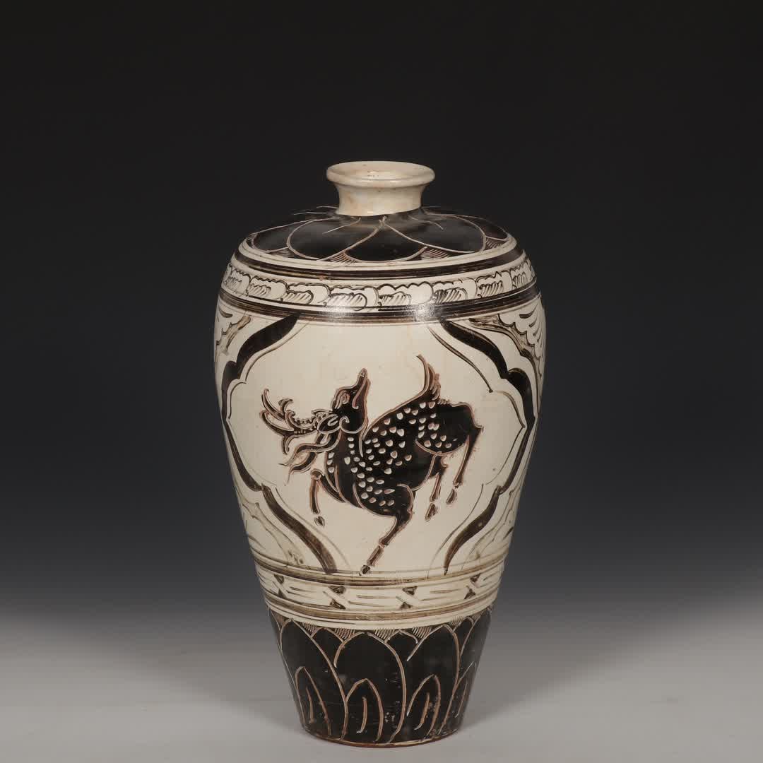 A deer-patterned plum bottle carved in black on a white background in a Song Cizhou kiln (1 of 9)