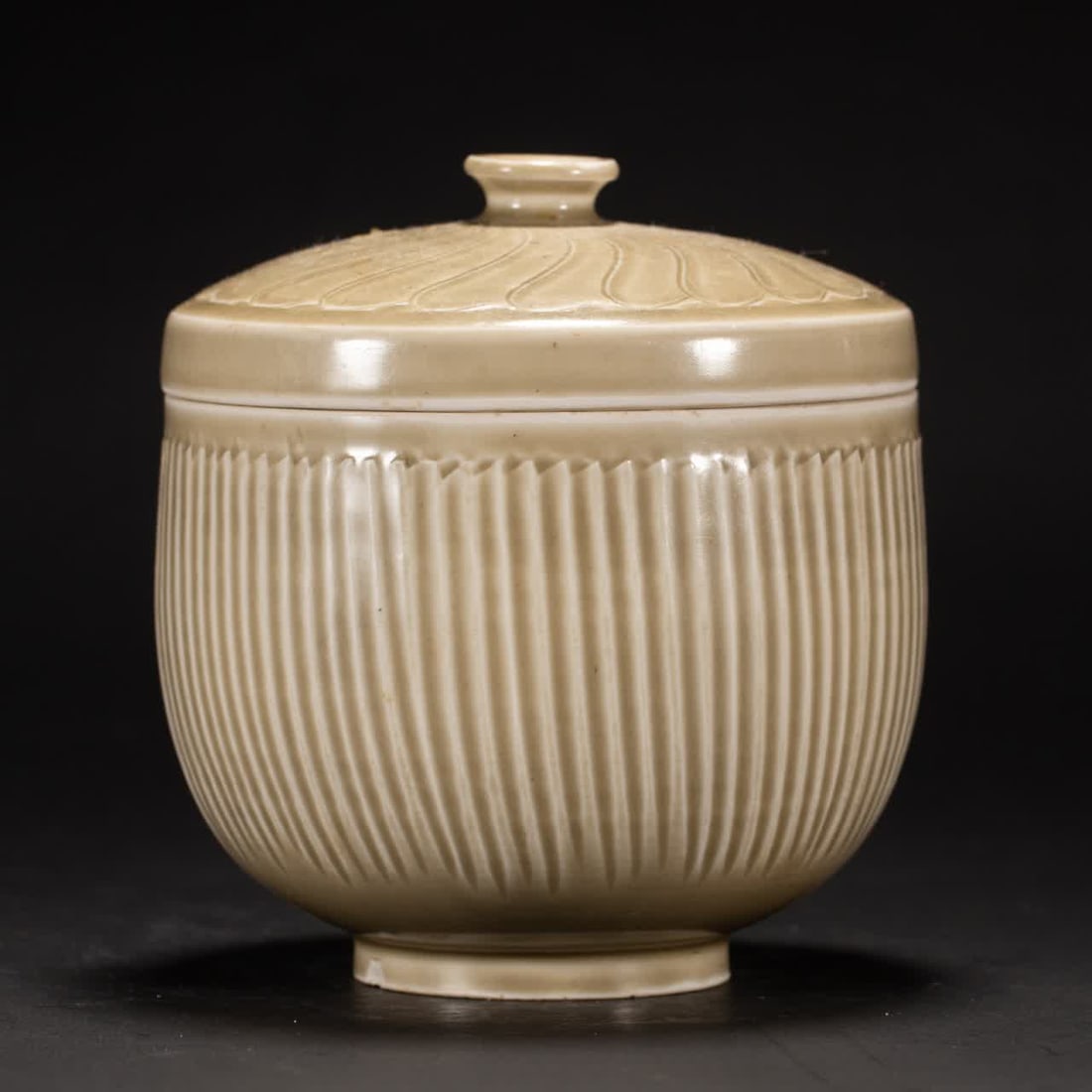 A piece of Song Ding kiln jar: Song Ding kiln jar SIZE: L:13cm W:13cm H:16cm W:790g (The Dimensions Of All Batches Are Manually Measured.If You Need More Detailed Information, Please Contact Our Customer Service Before Bidding.)