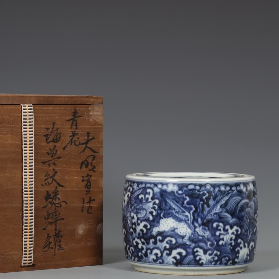 A Ming Dynasty Xuande blue and white sea beast pattern cricket jar: Ming Dynasty Xuande blue and white sea beast pattern cricket jar SIZE: H:10cm MouthD:13.5cm (The Dimensions Of All Batches Are Manually Measured.If You Need More Detailed Information, Please Contact O