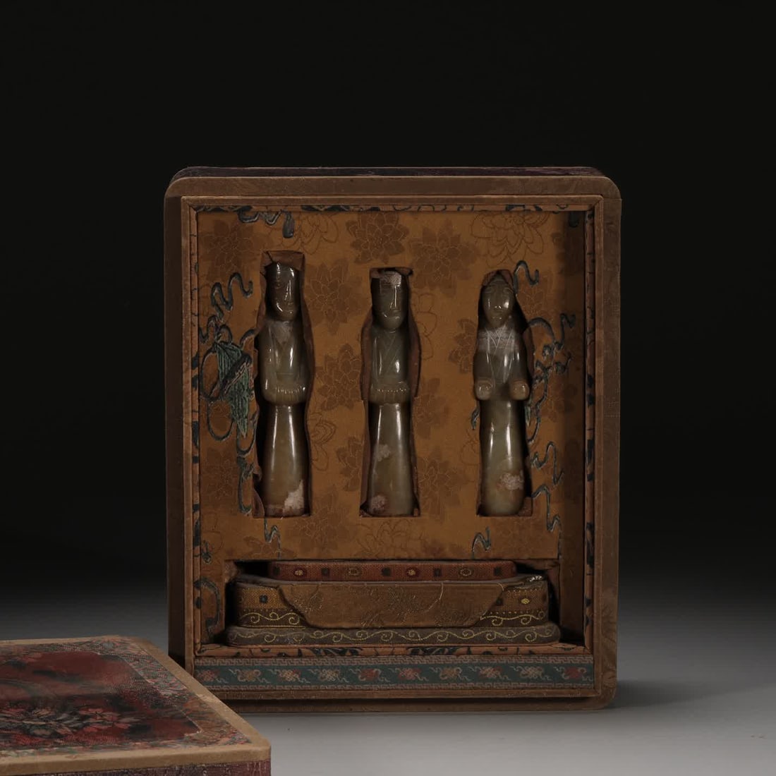 A set of three statues of the Han Dynasty Hetian jade belt Qin figurines (1 of 9)
