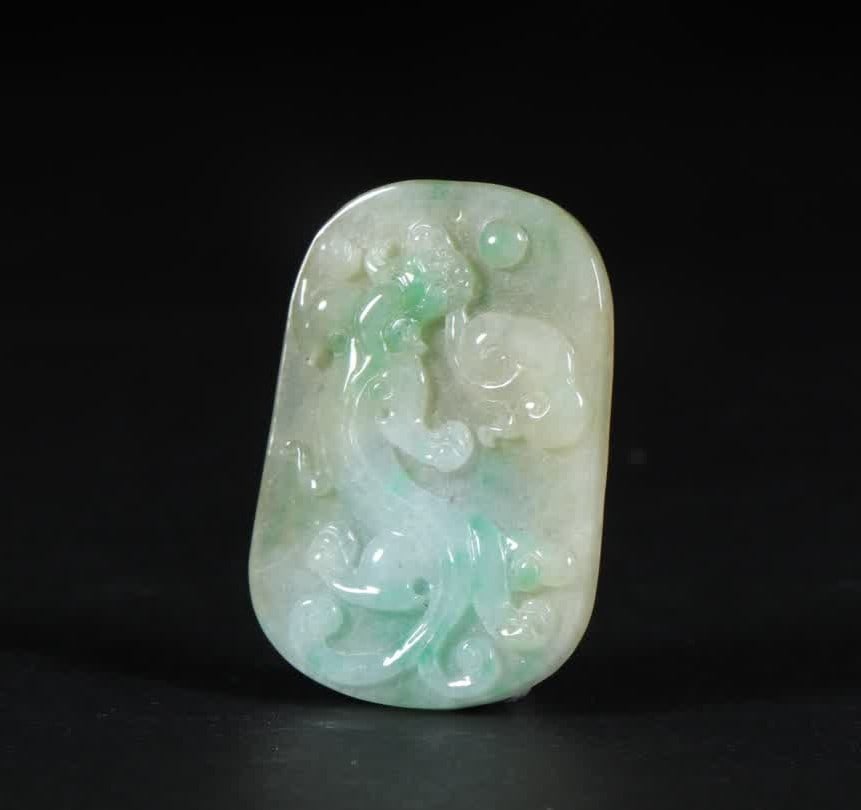 A Qing Dynasty jade dragon card: Qing Dynasty jade dragon brand SIZE: L:4.1cm W:2.8cm T:0.5cm W:12.9g (The Dimensions Of All Batches Are Manually Measured.If You Need More Detailed Information, Please Contact Our Customer Service Bef