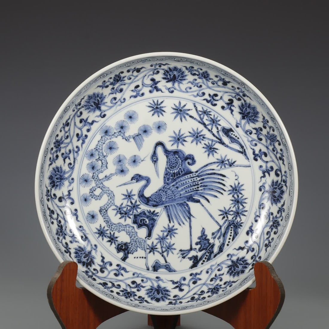 A Ming Dynasty Yongle blue and white pine and crane pattern plate: Ming Dynasty Yongle blue and white pine and crane pattern plate SIZE: H:6cm D:33cm (The Dimensions Of All Batches Are Manually Measured.If You Need More Detailed Information, Please Contact Our Custom