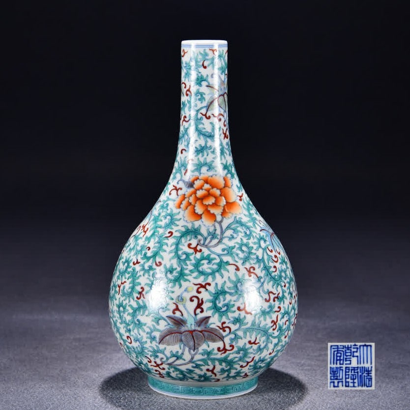 A Qing Dynasty Qianlong Doucai entwined flower pattern gall bottle (1 of 10)