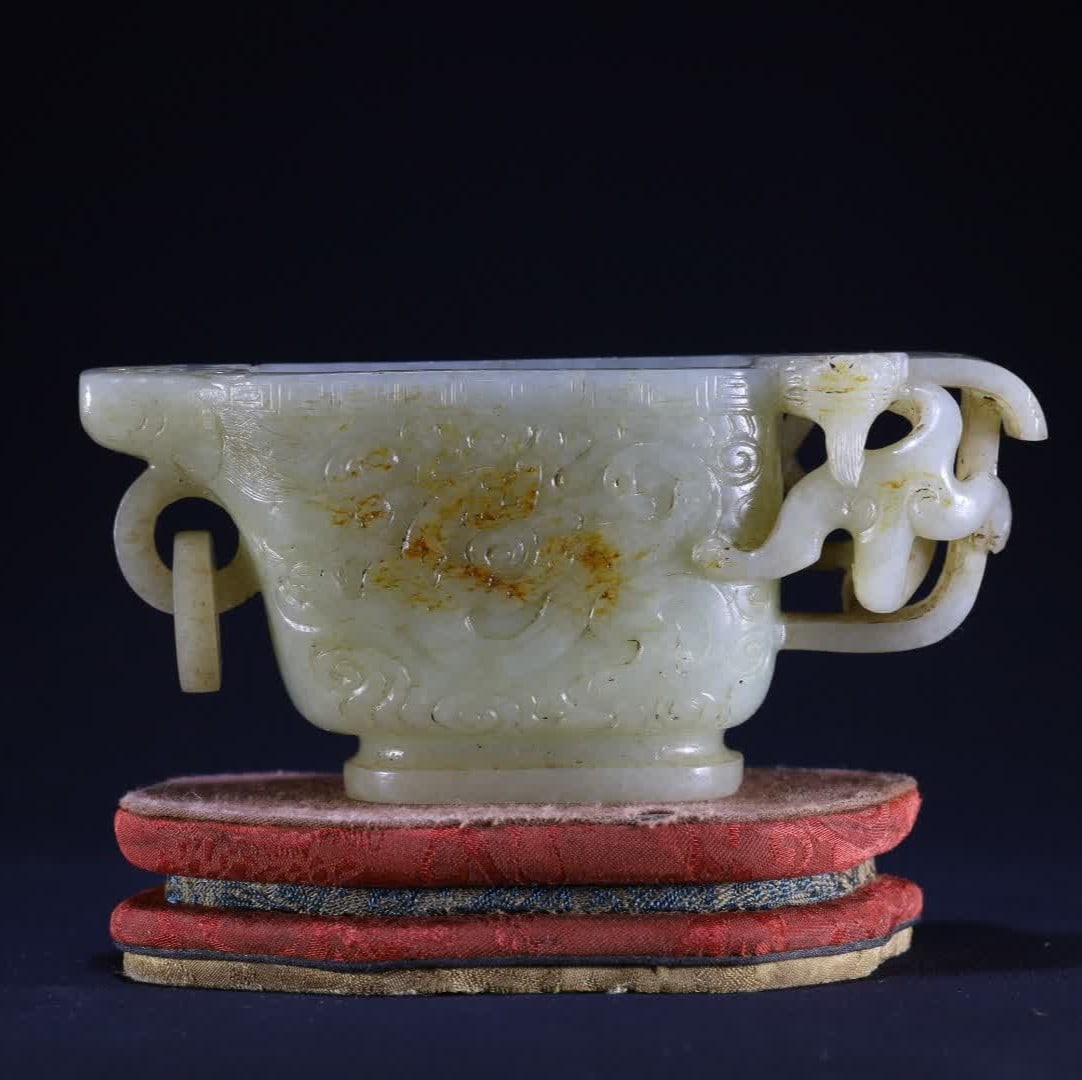 A Qing Dynasty jade dragon living ring cup ornament (1 of 9)