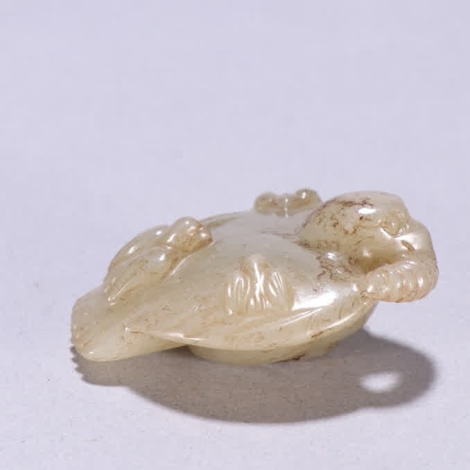A carving of Hetian jade auspicious bird in the Qing Dynasty: Qing Dynasty Hetian jade auspicious bird carving SIZE: H:1.9cm W:4.7cm W:34.4g (The Dimensions Of All Batches Are Manually Measured.If You Need More Detailed Information, Please Contact Our Customer S