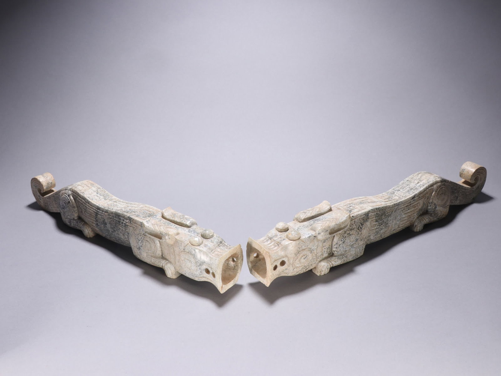 A pair of ancient jade beasts: A pair of ancient jade beasts SIZE: H: 7.1cm W: 39.3cm Single W: 2234.7g (The Dimensions Of All Batches Are Manually Measured.If You Need More Detailed Information, Please Contact Our Customer