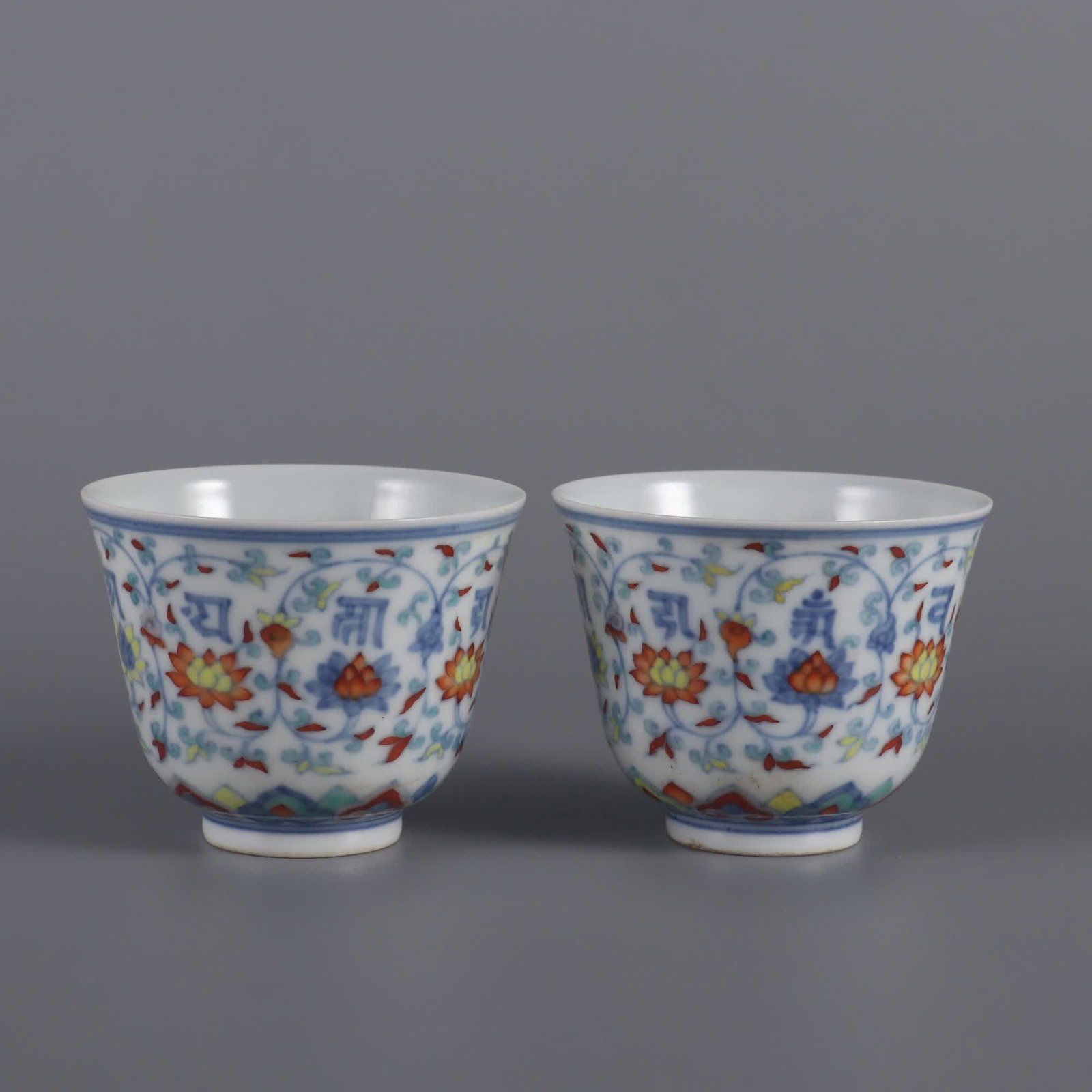 A pair of Sanskrit bell cups made in the Qing Dynasty Yongzheng year: A pair of Sanskrit bell cups made in the Yongzheng year of the Qing Dynasty SIZE: H:5.5cm MouthD:7cm (The Dimensions Of All Batches Are Manually Measured.If You Need More Detailed Information, Please