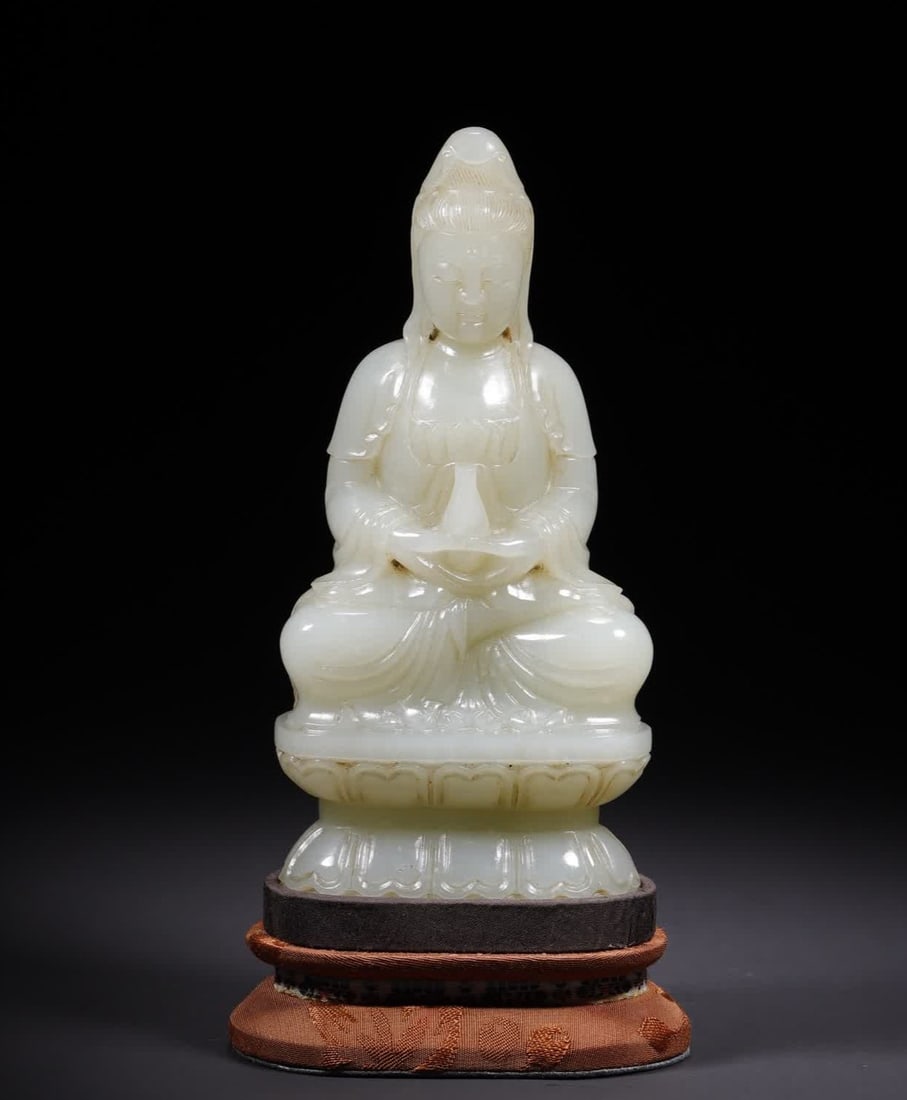 A seated statue of Guanyin in Hetian jade in the Qing Dynasty: Qing Dynasty Hetian jade Guanyin seated statue SIZE: 15.8x7.5x4.8cm W:676.6g (The Dimensions Of All Batches Are Manually Measured.If You Need More Detailed Information, Please Contact Our Customer