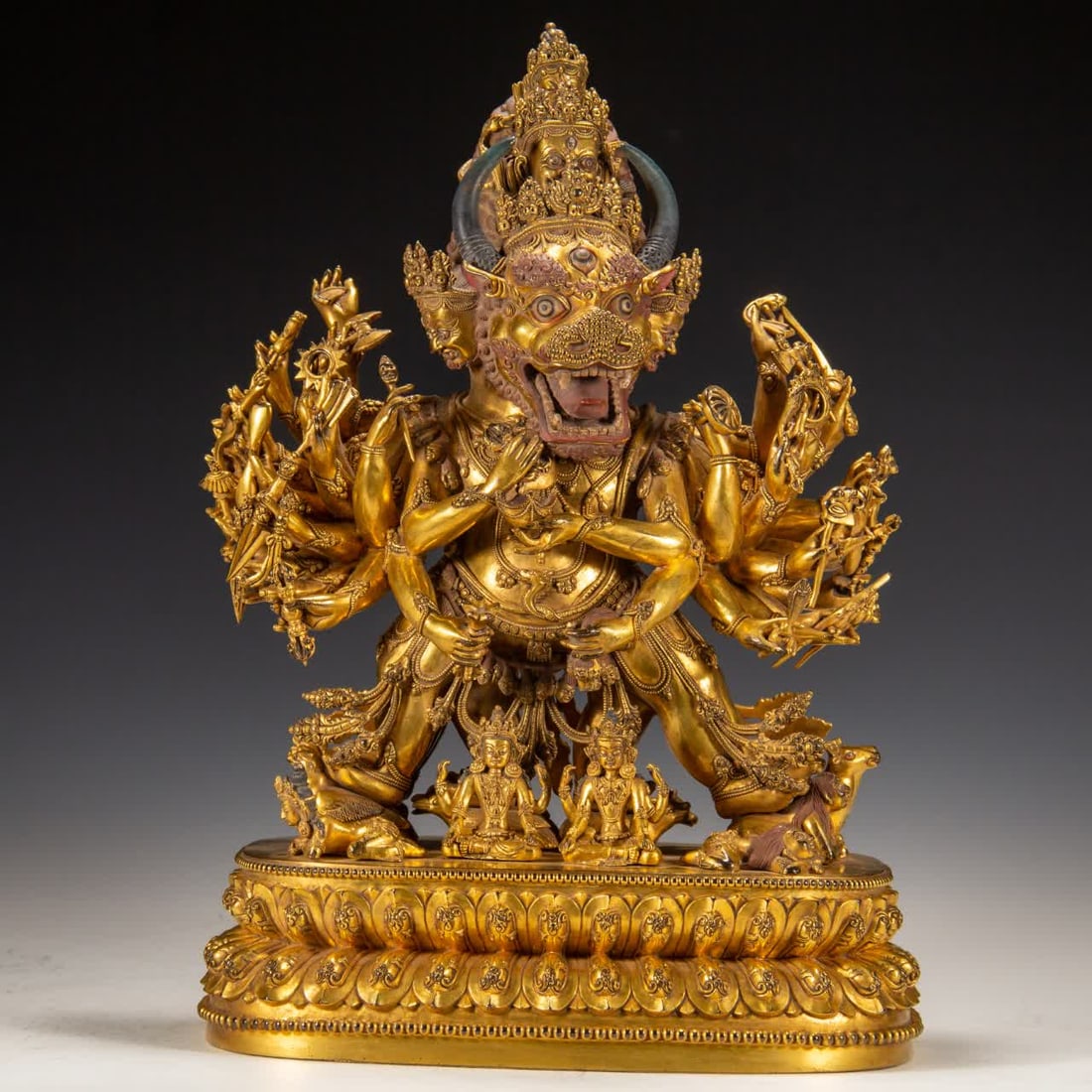 A bronze gilt Buddha statue of the Qing Dynasty: Qing Dynasty copper gilt Buddha statue SIZE: L:33cm W:23cm H:50cm W:18290g (The Dimensions Of All Batches Are Manually Measured.If You Need More Detailed Information, Please Contact Our Customer