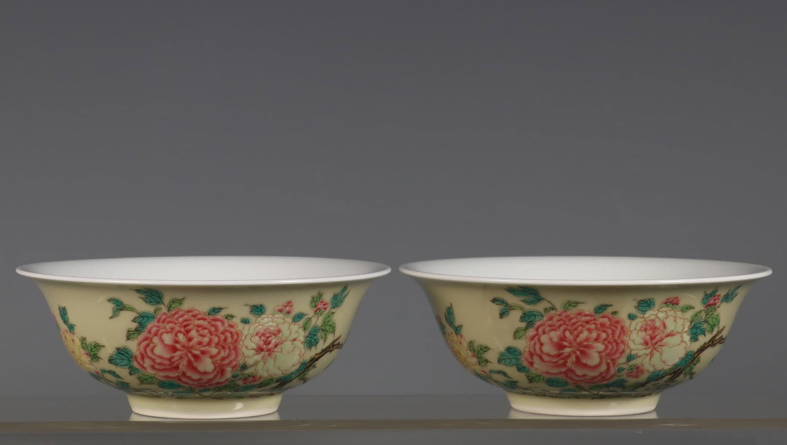 A pair of beige glaze and pastel peony pattern bowls made in the Yongzheng period of the Qing: A pair of beige glaze and pastel peony pattern bowls made in the Yongzheng period of the Qing Dynasty SIZE: H:5cm MouthD:13.6cm (The Dimensions Of All Batches Are Manually Measured.If You Need More De