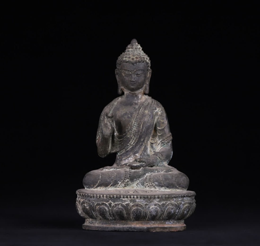 A seated statue of Shakyamuni Buddha in the Qing Dynasty (1 of 9)