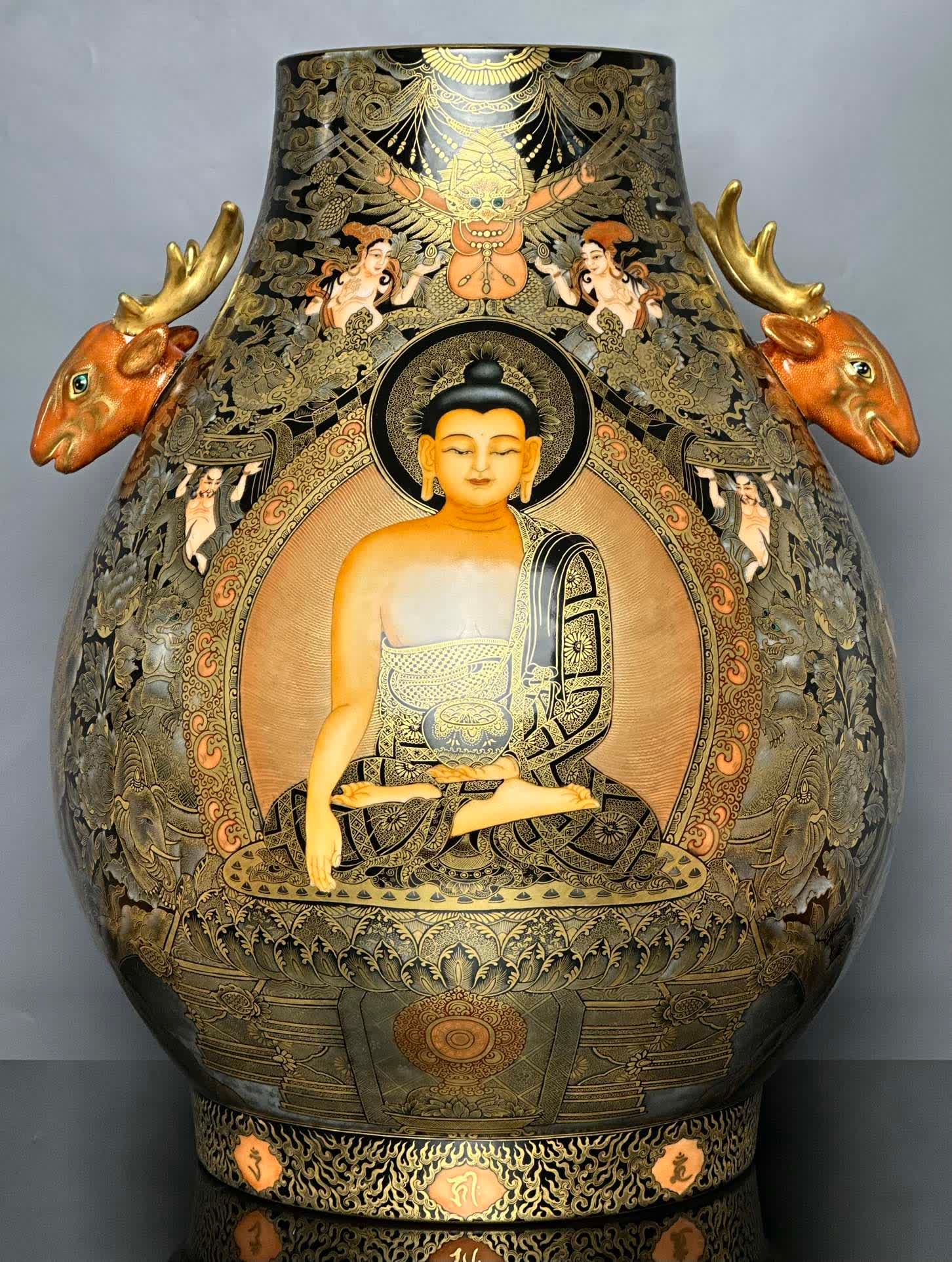 A piece of Qianlong imperial black thangka Buddha statue painted with gold deer ears: Qianlong Imperial Black Thangka Buddha Statue Painted with Deer Ears in Gold SIZE: H:42cm MouthD:15cm Belly diameter 31.5cm Bottom diameter 21.5cm (The Dimensions Of All Batches Are Manually Measured.