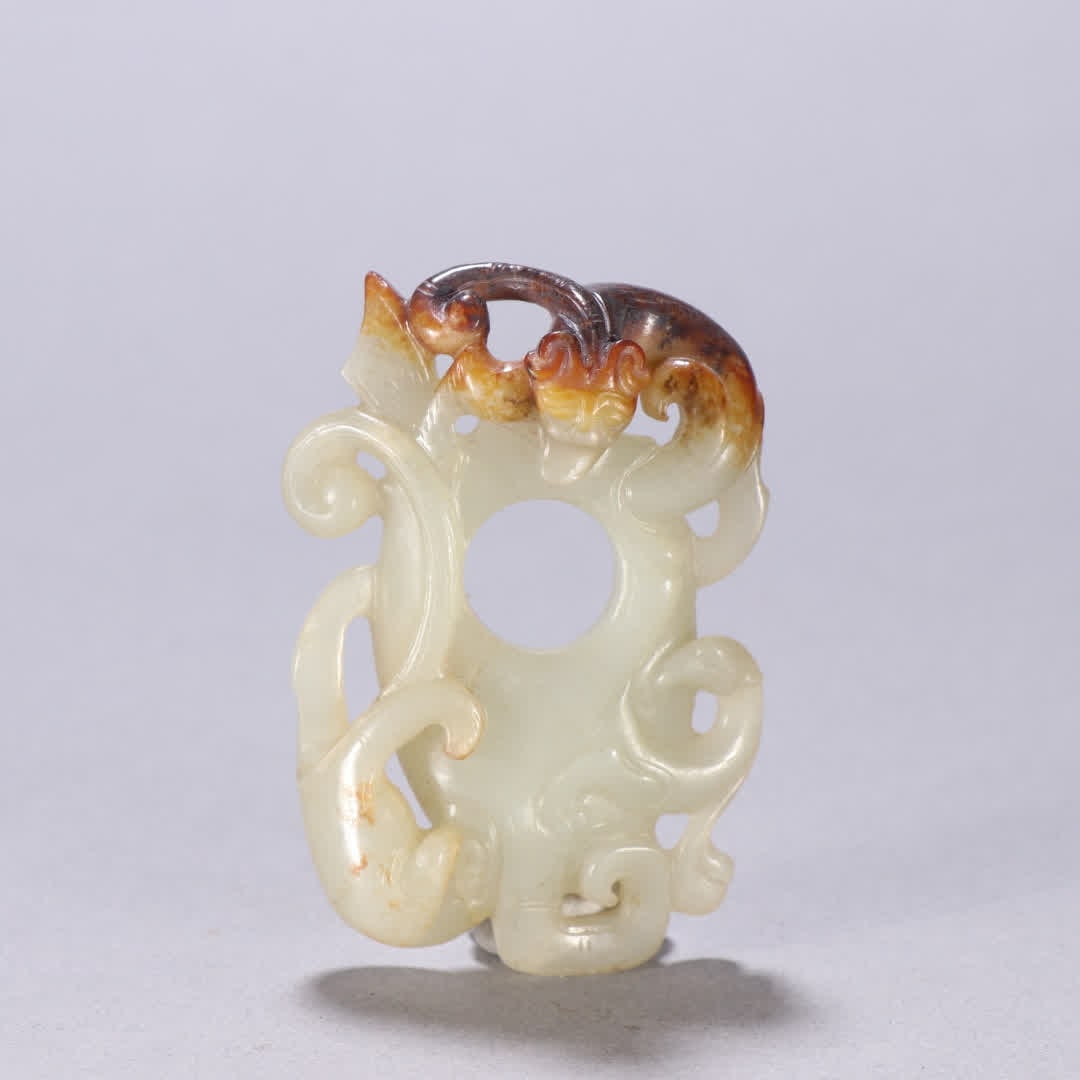 A Qing Dynasty Hetian jade dragon pattern chicken heart pendant: Qing Dynasty Hetian jade dragon pattern chicken heart pendant SIZE: H:6.4cm W:4.4cm W:37.8g (The Dimensions Of All Batches Are Manually Measured.If You Need More Detailed Information, Please Contact O