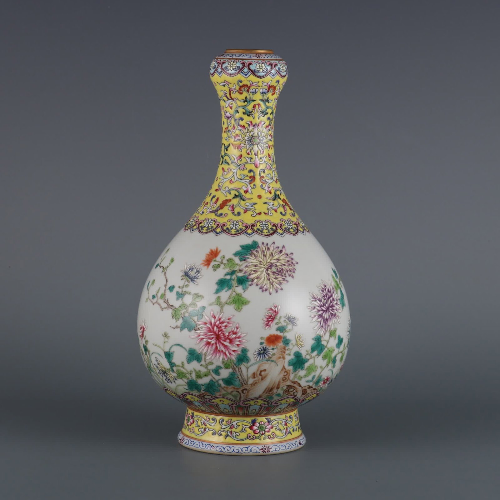A pastel chrysanthemum pattern garlic bottle made in the Qianlong period of the Qing Dynasty (1 of 9)