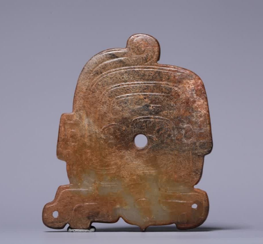 An ancient jade pendant of the Shang and Zhou dynasties: Shang and Zhou ancient jade pendants are in the shape of jade pendants, engraved with ornaments all over the body, with smooth lines, and are worn as ornaments. A hole is drilled in the middle, the sh