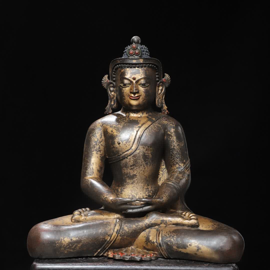 A Qing Dynasty bronze rubbing gold statue of Shakyamuni: Qing Dynasty bronze rubbing gold statue of Shakyamuni SIZE: H:49cm W:45cm T:23cm W:10.3kg (The Dimensions Of All Batches Are Manually Measured.If You Need More Detailed Information, Please Contact Our