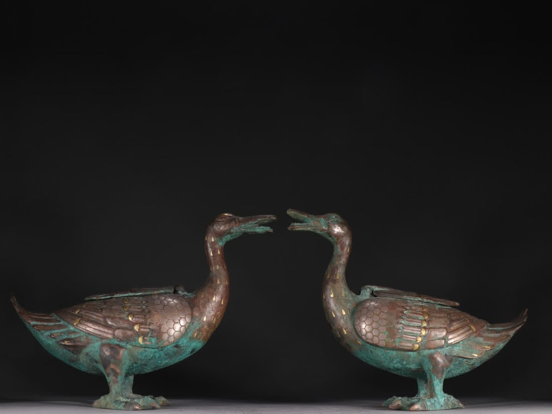 A pair of Han Dynasty Cuojinyin duck-shaped aromatherapy stoves: A pair of gold and silver duck-shaped aromatherapy stoves in the Han Dynasty SIZE: H: 17.5cm W: 22cm Single W: 1136.2g (The Dimensions Of All Batches Are Manually Measured.If You Need More Detailed In