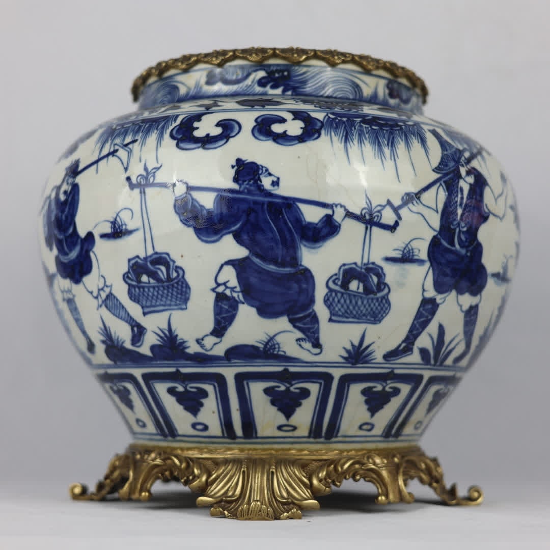 A Yuan blue and white glazed red character story pattern inlaid with copper-rimmed jar: Yuan blue and white glaze in red character story pattern inlaid with copper-rimmed jar SIZE: H: 33cm MouthD: 21cm D: 30cm Bottom diameter 29cm (The Dimensions Of All Batches Are Manually Measured.If Y
